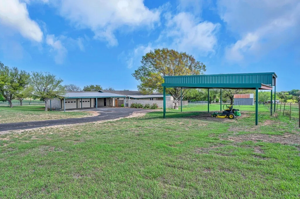 Single Family Residence For Sale in Mc Lennan County , 596 Saffle Road, Robinson, Texas 76706, 3 Bedrooms, 3 Bathrooms, 2 Garage spaces, 2,956 Sqft, built in 1972, Preowned, Price $575,000, mls#21223118, Real Estate Agent in Robinson, Homes For Sale in Mc Lennan county, Homes For Sale in Robinson, Realtor in Robinson Texas, Real Estate Brokerage Independent Realty Texas, Luminita Cordes Realtor