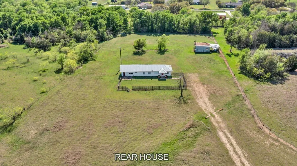 Single Family Residence For Sale in Mc Lennan County , 596 Saffle Road, Robinson, Texas 76706, 3 Bedrooms, 3 Bathrooms, 2 Garage spaces, 2,956 Sqft, built in 1972, Preowned, Price $575,000, mls#21223118, Real Estate Agent in Robinson, Homes For Sale in Mc Lennan county, Homes For Sale in Robinson, Realtor in Robinson Texas, Real Estate Brokerage Independent Realty Texas, Luminita Cordes Realtor