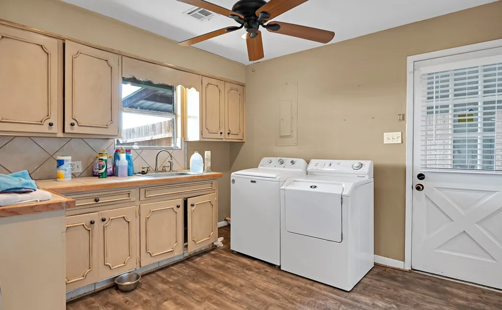 Single Family Residence For Sale in Mc Lennan County , 596 Saffle Road, Robinson, Texas 76706, 3 Bedrooms, 3 Bathrooms, 2 Garage spaces, 2,956 Sqft, built in 1972, Preowned, Price $575,000, mls#21223118, Real Estate Agent in Robinson, Homes For Sale in Mc Lennan county, Homes For Sale in Robinson, Realtor in Robinson Texas, Real Estate Brokerage Independent Realty Texas, Luminita Cordes Realtor