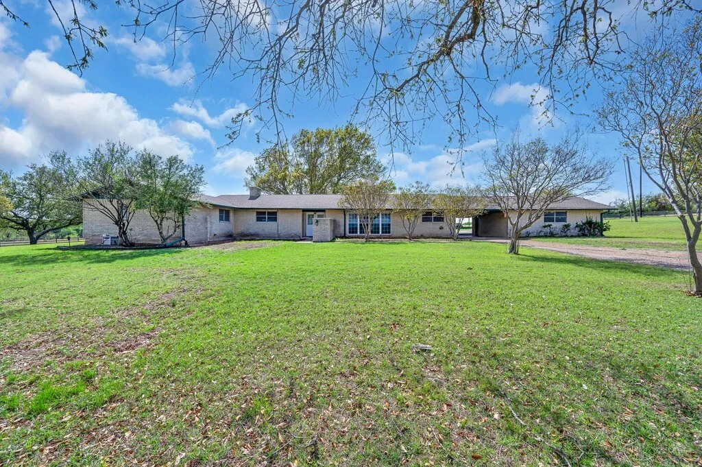 Single Family Residence For Sale in Mc Lennan County , 596 Saffle Road, Robinson, Texas 76706, 3 Bedrooms, 3 Bathrooms, 2 Garage spaces, 2,956 Sqft, built in 1972, Preowned, Price $575,000, mls#21223118, Real Estate Agent in Robinson, Homes For Sale in Mc Lennan county, Homes For Sale in Robinson, Realtor in Robinson Texas, Real Estate Brokerage Independent Realty Texas, Luminita Cordes Realtor