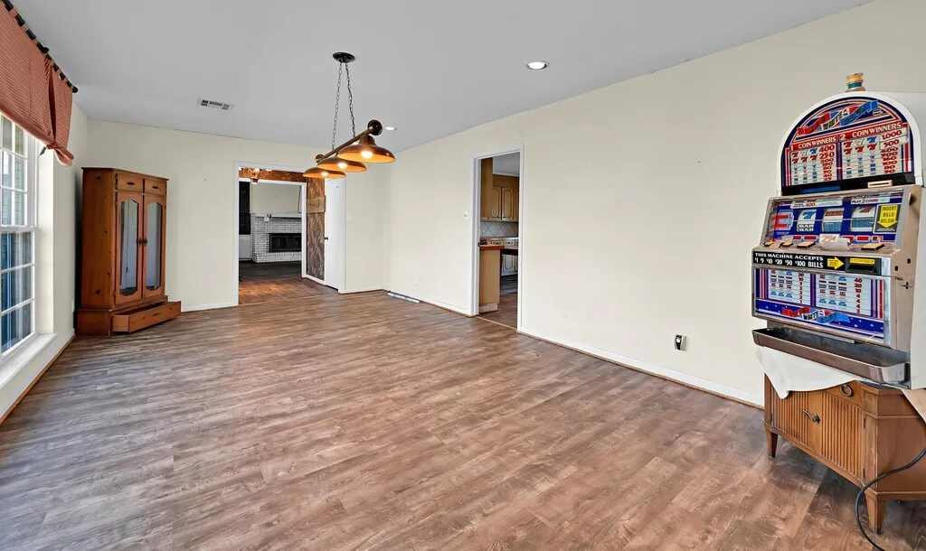 Single Family Residence For Sale in Mc Lennan County , 596 Saffle Road, Robinson, Texas 76706, 3 Bedrooms, 3 Bathrooms, 2 Garage spaces, 2,956 Sqft, built in 1972, Preowned, Price $575,000, mls#21223118, Real Estate Agent in Robinson, Homes For Sale in Mc Lennan county, Homes For Sale in Robinson, Realtor in Robinson Texas, Real Estate Brokerage Independent Realty Texas, Luminita Cordes Realtor