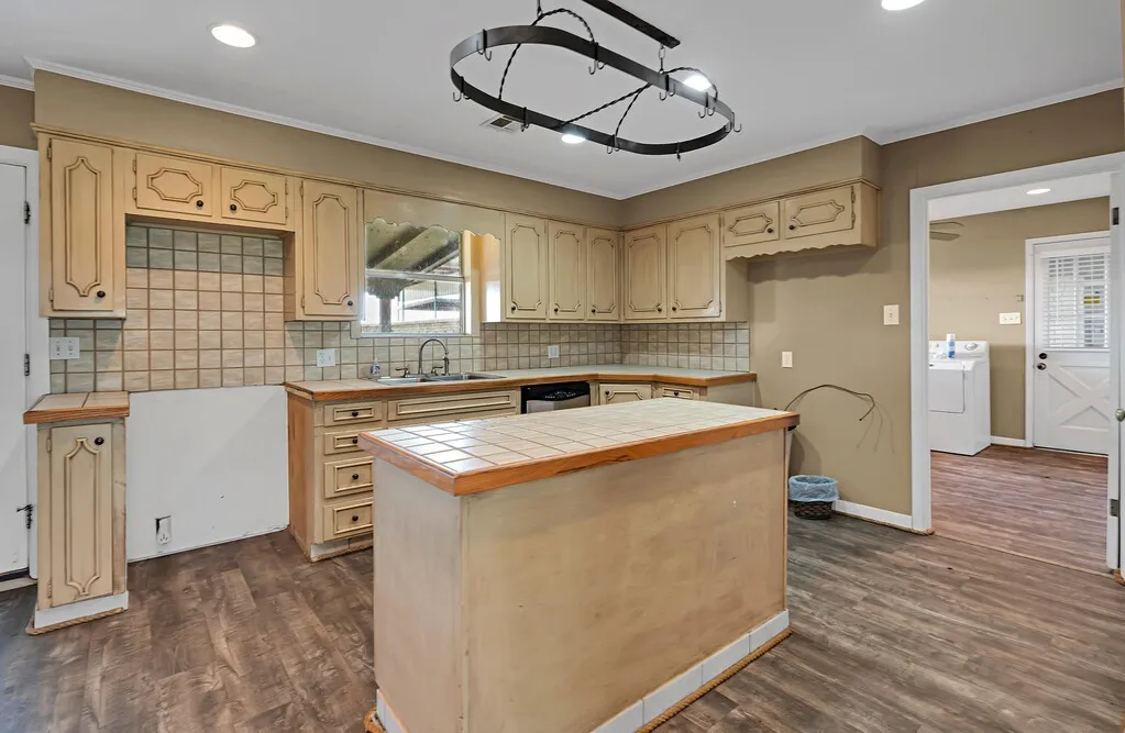 Single Family Residence For Sale in Mc Lennan County , 596 Saffle Road, Robinson, Texas 76706, 3 Bedrooms, 3 Bathrooms, 2 Garage spaces, 2,956 Sqft, built in 1972, Preowned, Price $575,000, mls#21223118, Real Estate Agent in Robinson, Homes For Sale in Mc Lennan county, Homes For Sale in Robinson, Realtor in Robinson Texas, Real Estate Brokerage Independent Realty Texas, Luminita Cordes Realtor