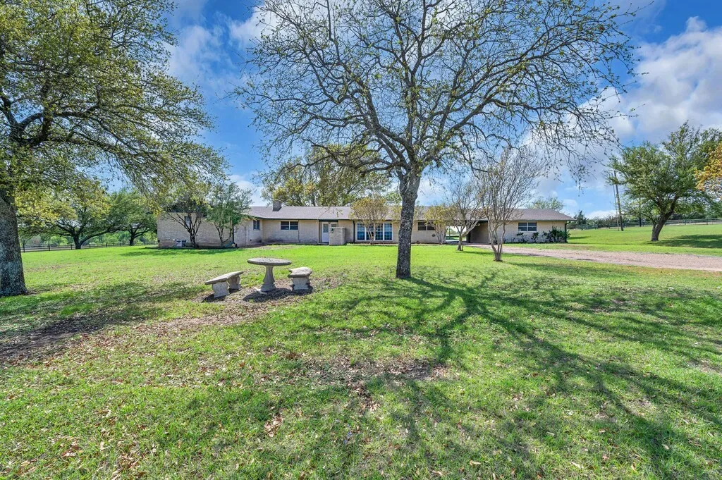 Single Family Residence For Sale in Mc Lennan County , 596 Saffle Road, Robinson, Texas 76706, 3 Bedrooms, 3 Bathrooms, 2 Garage spaces, 2,956 Sqft, built in 1972, Preowned, Price $575,000, mls#21223118, Real Estate Agent in Robinson, Homes For Sale in Mc Lennan county, Homes For Sale in Robinson, Realtor in Robinson Texas, Real Estate Brokerage Independent Realty Texas, Luminita Cordes Realtor