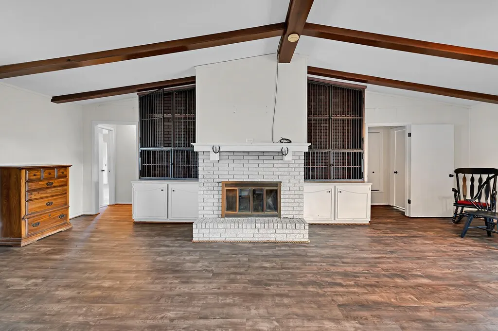 Single Family Residence For Sale in Mc Lennan County , 596 Saffle Road, Robinson, Texas 76706, 3 Bedrooms, 3 Bathrooms, 2 Garage spaces, 2,956 Sqft, built in 1972, Preowned, Price $575,000, mls#21223118, Real Estate Agent in Robinson, Homes For Sale in Mc Lennan county, Homes For Sale in Robinson, Realtor in Robinson Texas, Real Estate Brokerage Independent Realty Texas, Luminita Cordes Realtor