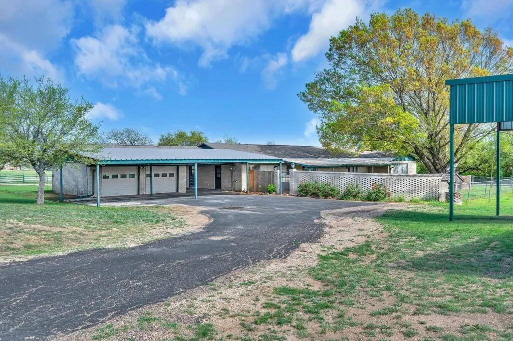 Single Family Residence For Sale in Mc Lennan County , 596 Saffle Road, Robinson, Texas 76706, 3 Bedrooms, 3 Bathrooms, 2 Garage spaces, 2,956 Sqft, built in 1972, Preowned, Price $575,000, mls#21223118, Real Estate Agent in Robinson, Homes For Sale in Mc Lennan county, Homes For Sale in Robinson, Realtor in Robinson Texas, Real Estate Brokerage Independent Realty Texas, Luminita Cordes Realtor