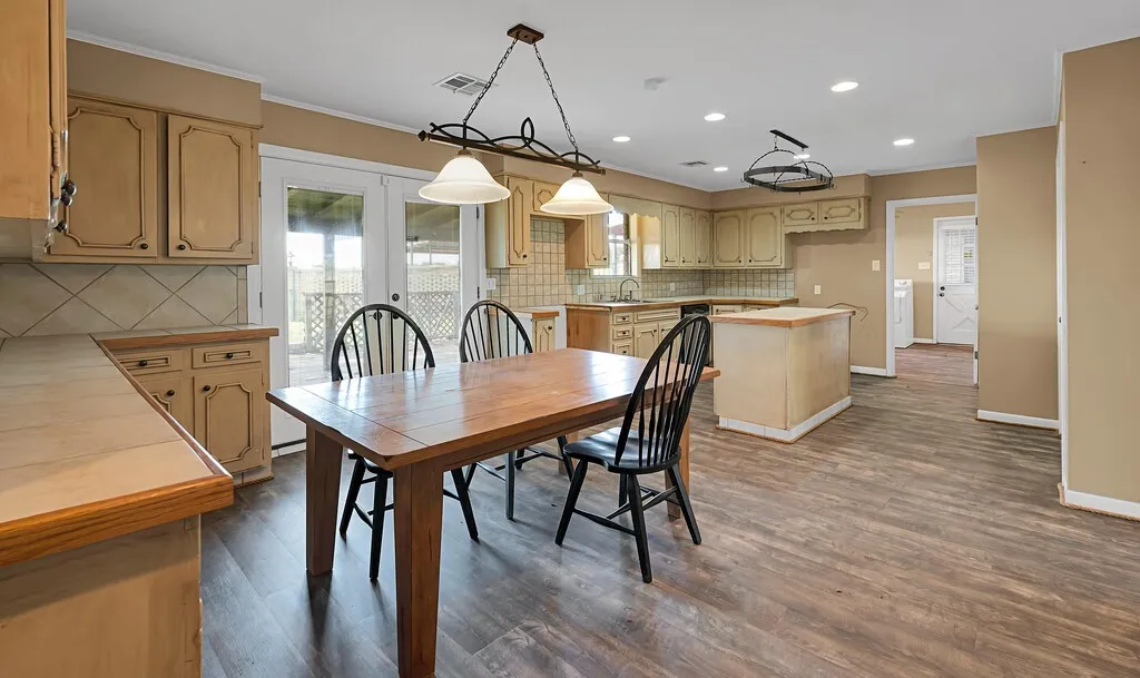 Single Family Residence For Sale in Mc Lennan County , 596 Saffle Road, Robinson, Texas 76706, 3 Bedrooms, 3 Bathrooms, 2 Garage spaces, 2,956 Sqft, built in 1972, Preowned, Price $575,000, mls#21223118, Real Estate Agent in Robinson, Homes For Sale in Mc Lennan county, Homes For Sale in Robinson, Realtor in Robinson Texas, Real Estate Brokerage Independent Realty Texas, Luminita Cordes Realtor