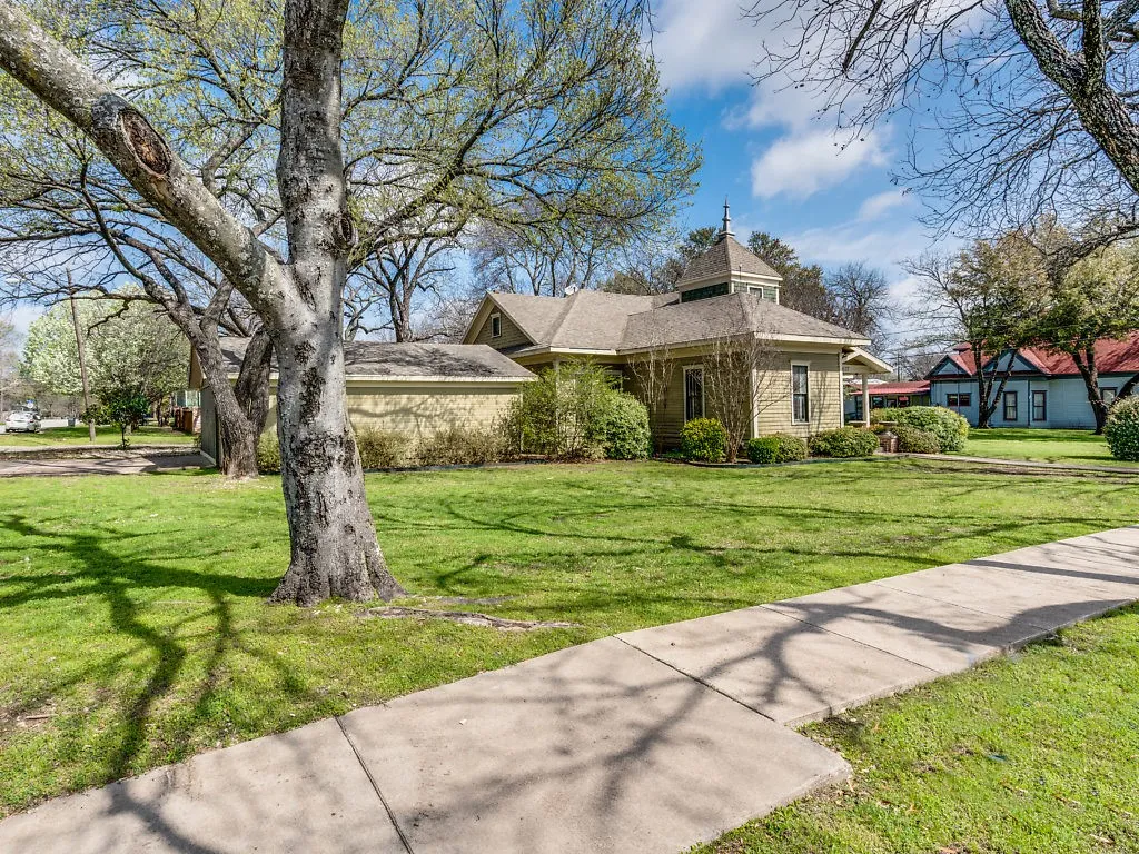 Office For Rent in Ellis County , 617 W Main Street, Midlothian, Texas 76065, 0, 0, Garage spaces, 0 Sqft, built in 1920, Preowned, Price $4,700, mls#21211061, Real Estate Agent in Midlothian, Homes For Rent in Ellis county, Homes For Rent in Midlothian, Realtor in Midlothian Texas, Real Estate Brokerage Independent Realty Texas, Luminita Cordes Realtor