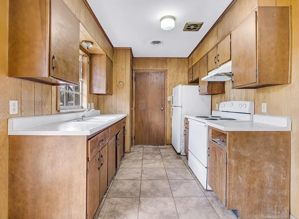 Single Family Residence For Sale in Bowie County , 2003 Ashley, Texarkana, Texas 75501, 3 Bedrooms, 1 Bathroom, 1 Garage spaces, 1,091 Sqft, built in 1975, Price $116,000, mls#21223220, Real Estate Agent in Texarkana, Homes For Sale in Bowie county, Homes For Sale in Texarkana, Realtor in Texarkana Texas, Real Estate Brokerage Independent Realty Texas, Luminita Cordes Realtor