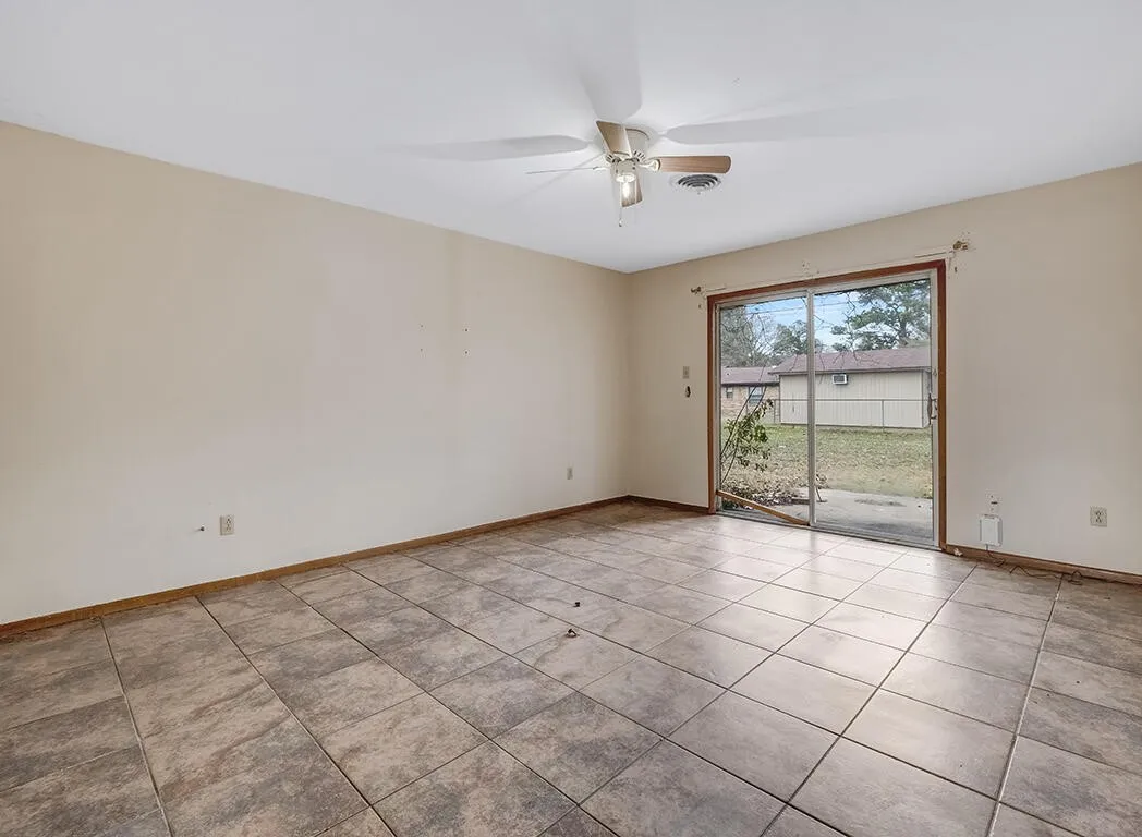 Single Family Residence For Sale in Bowie County , 2003 Ashley, Texarkana, Texas 75501, 3 Bedrooms, 1 Bathroom, 1 Garage spaces, 1,091 Sqft, built in 1975, Price $116,000, mls#21223220, Real Estate Agent in Texarkana, Homes For Sale in Bowie county, Homes For Sale in Texarkana, Realtor in Texarkana Texas, Real Estate Brokerage Independent Realty Texas, Luminita Cordes Realtor