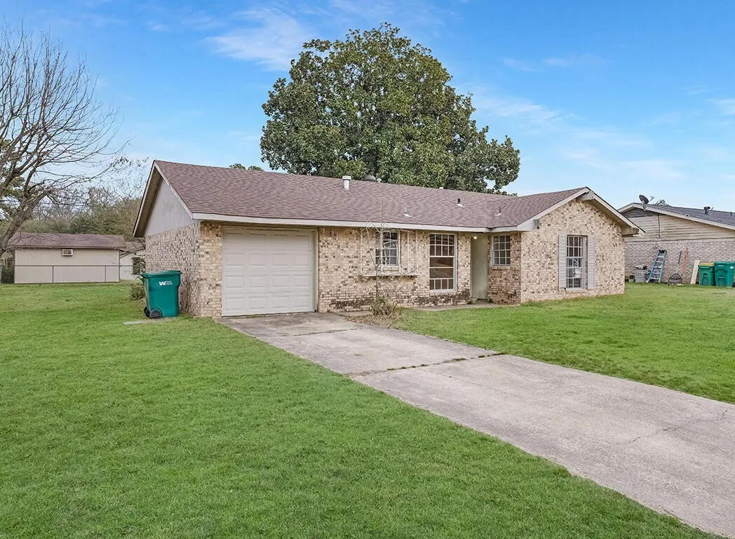 Single Family Residence For Sale in Bowie County , 2003 Ashley, Texarkana, Texas 75501, 3 Bedrooms, 1 Bathroom, 1 Garage spaces, 1,091 Sqft, built in 1975, Price $116,000, mls#21223220, Real Estate Agent in Texarkana, Homes For Sale in Bowie county, Homes For Sale in Texarkana, Realtor in Texarkana Texas, Real Estate Brokerage Independent Realty Texas, Luminita Cordes Realtor