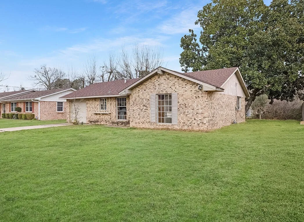 Single Family Residence For Sale in Bowie County , 2003 Ashley, Texarkana, Texas 75501, 3 Bedrooms, 1 Bathroom, 1 Garage spaces, 1,091 Sqft, built in 1975, Price $116,000, mls#21223220, Real Estate Agent in Texarkana, Homes For Sale in Bowie county, Homes For Sale in Texarkana, Realtor in Texarkana Texas, Real Estate Brokerage Independent Realty Texas, Luminita Cordes Realtor