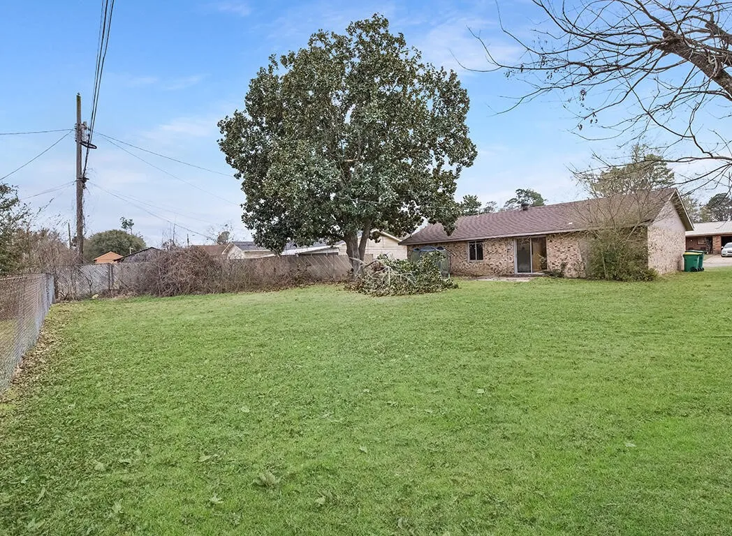 Single Family Residence For Sale in Bowie County , 2003 Ashley, Texarkana, Texas 75501, 3 Bedrooms, 1 Bathroom, 1 Garage spaces, 1,091 Sqft, built in 1975, Price $116,000, mls#21223220, Real Estate Agent in Texarkana, Homes For Sale in Bowie county, Homes For Sale in Texarkana, Realtor in Texarkana Texas, Real Estate Brokerage Independent Realty Texas, Luminita Cordes Realtor