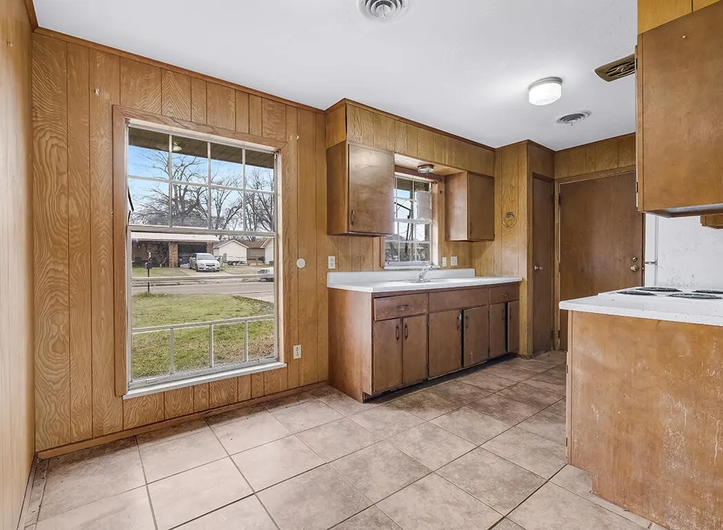 Single Family Residence For Sale in Bowie County , 2003 Ashley, Texarkana, Texas 75501, 3 Bedrooms, 1 Bathroom, 1 Garage spaces, 1,091 Sqft, built in 1975, Price $116,000, mls#21223220, Real Estate Agent in Texarkana, Homes For Sale in Bowie county, Homes For Sale in Texarkana, Realtor in Texarkana Texas, Real Estate Brokerage Independent Realty Texas, Luminita Cordes Realtor