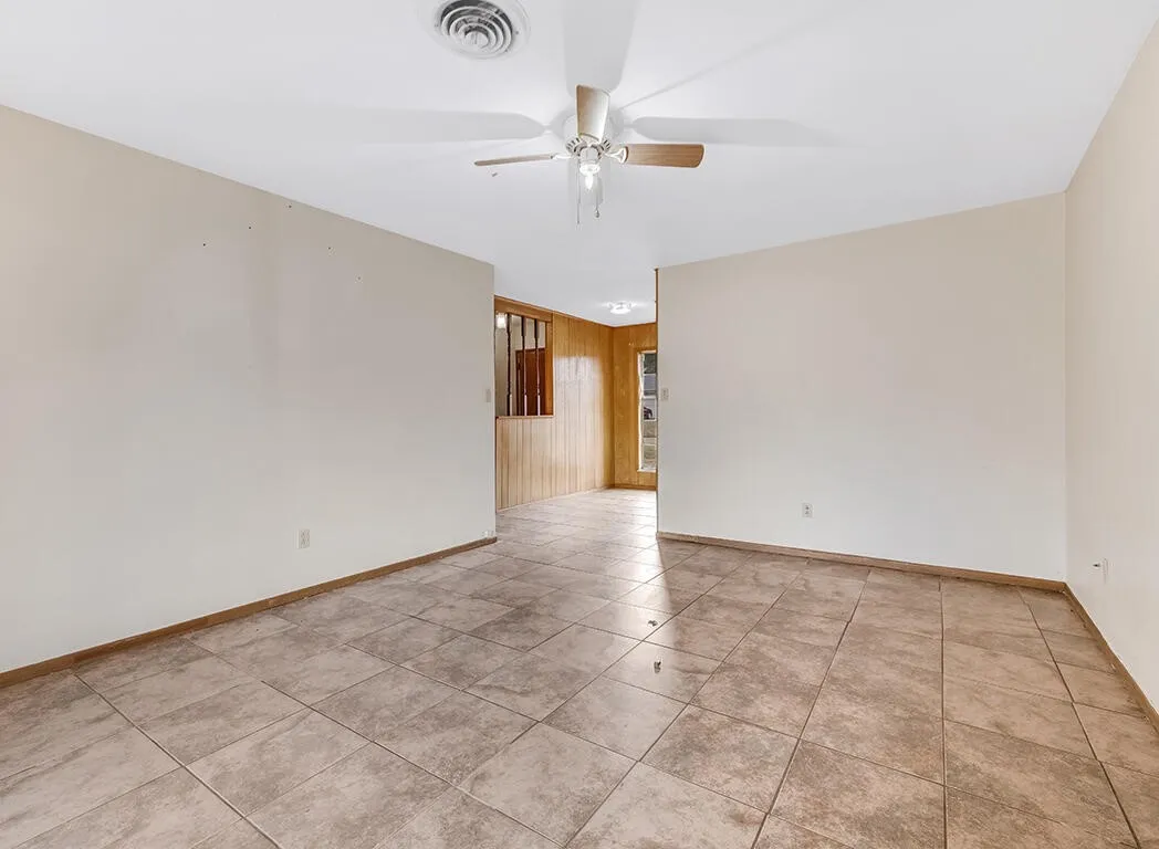 Single Family Residence For Sale in Bowie County , 2003 Ashley, Texarkana, Texas 75501, 3 Bedrooms, 1 Bathroom, 1 Garage spaces, 1,091 Sqft, built in 1975, Price $116,000, mls#21223220, Real Estate Agent in Texarkana, Homes For Sale in Bowie county, Homes For Sale in Texarkana, Realtor in Texarkana Texas, Real Estate Brokerage Independent Realty Texas, Luminita Cordes Realtor