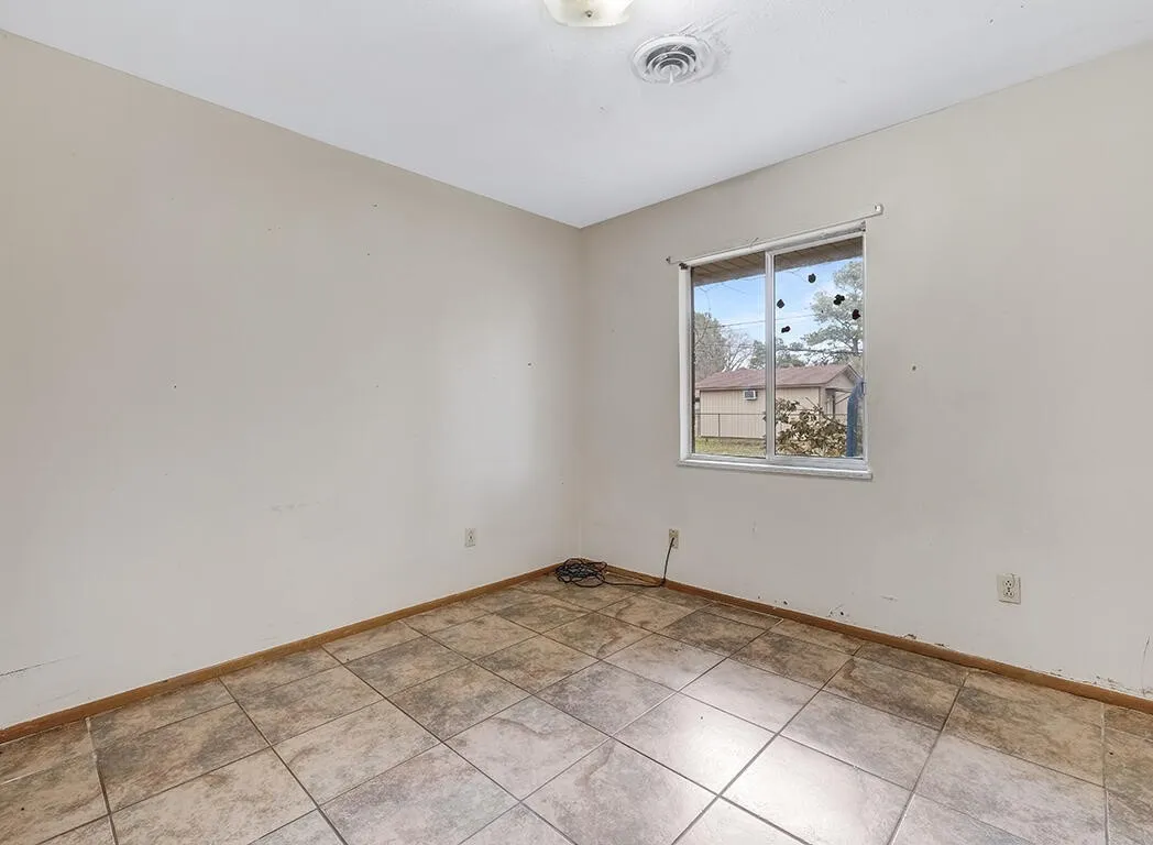Single Family Residence For Sale in Bowie County , 2003 Ashley, Texarkana, Texas 75501, 3 Bedrooms, 1 Bathroom, 1 Garage spaces, 1,091 Sqft, built in 1975, Price $116,000, mls#21223220, Real Estate Agent in Texarkana, Homes For Sale in Bowie county, Homes For Sale in Texarkana, Realtor in Texarkana Texas, Real Estate Brokerage Independent Realty Texas, Luminita Cordes Realtor