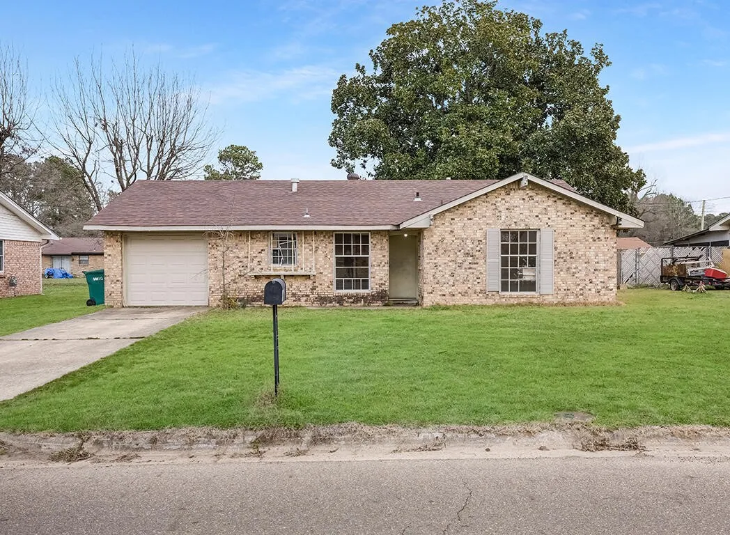 Single Family Residence For Sale in Bowie County , 2003 Ashley, Texarkana, Texas 75501, 3 Bedrooms, 1 Bathroom, 1 Garage spaces, 1,091 Sqft, built in 1975, Price $116,000, mls#21223220, Real Estate Agent in Texarkana, Homes For Sale in Bowie county, Homes For Sale in Texarkana, Realtor in Texarkana Texas, Real Estate Brokerage Independent Realty Texas, Luminita Cordes Realtor