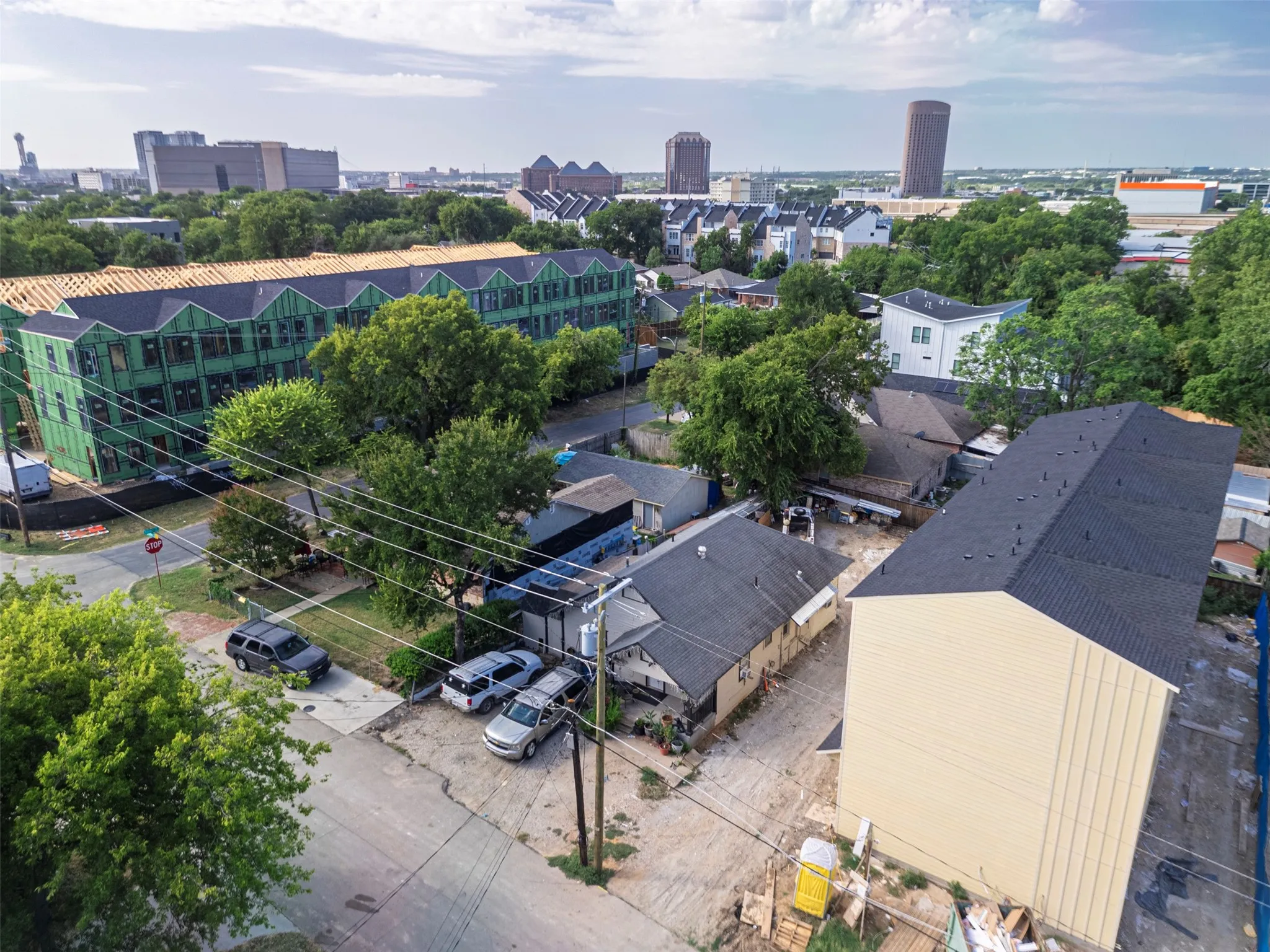 Single Family Residence For Sale in Dallas County , 4707 Sylvester, Dallas, Texas 75219, 1 Bedroom, 1 Bathroom, Garage spaces, 1,232 Sqft, built in 1929, Preowned, mls#21222976, Real Estate Agent in Dallas, Homes For Sale in Dallas county, Homes For Sale in Dallas, Realtor in Dallas Texas, Real Estate Brokerage Independent Realty Texas, Luminita Cordes Realtor
