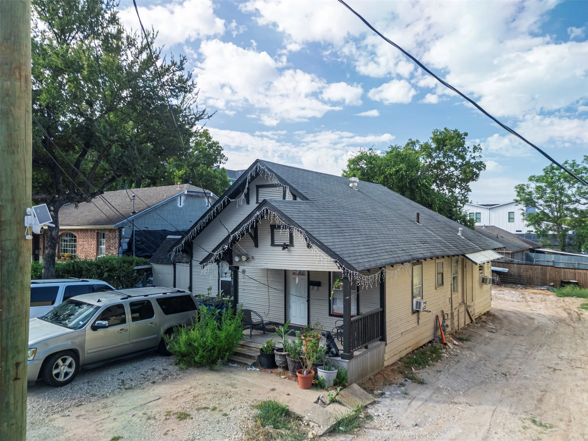 Single Family Residence For Sale in Dallas County , 4707 Sylvester, Dallas, Texas 75219, 1 Bedroom, 1 Bathroom, Garage spaces, 1,232 Sqft, built in 1929, Preowned, mls#21222976, Real Estate Agent in Dallas, Homes For Sale in Dallas county, Homes For Sale in Dallas, Realtor in Dallas Texas, Real Estate Brokerage Independent Realty Texas, Luminita Cordes Realtor