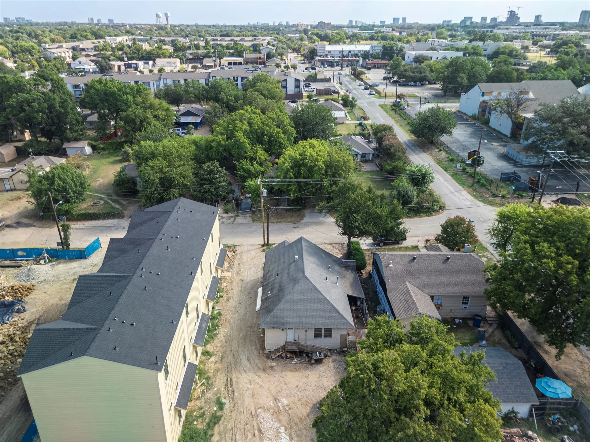 Single Family Residence For Sale in Dallas County , 4707 Sylvester, Dallas, Texas 75219, 1 Bedroom, 1 Bathroom, Garage spaces, 1,232 Sqft, built in 1929, Preowned, mls#21222976, Real Estate Agent in Dallas, Homes For Sale in Dallas county, Homes For Sale in Dallas, Realtor in Dallas Texas, Real Estate Brokerage Independent Realty Texas, Luminita Cordes Realtor
