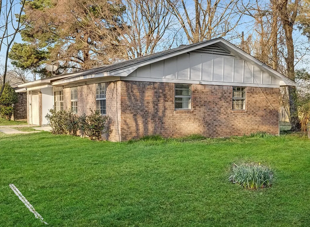 Single Family Residence For Sale in Bowie County , 1700 Jennings Street, Texarkana, Texas 75501, 3 Bedroom, 1 Bathroom, 1 Garage spaces, 1,330 Sqft, built in 1970, mls#21223438, Real Estate Agent in Texarkana, Homes For Sale in Bowie county, Homes For Sale in Texarkana, Realtor in Texarkana Texas, Real Estate Brokerage Independent Realty Texas, Luminita Cordes Realtor