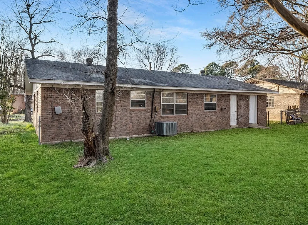 Single Family Residence For Sale in Bowie County , 1700 Jennings Street, Texarkana, Texas 75501, 3 Bedroom, 1 Bathroom, 1 Garage spaces, 1,330 Sqft, built in 1970, mls#21223438, Real Estate Agent in Texarkana, Homes For Sale in Bowie county, Homes For Sale in Texarkana, Realtor in Texarkana Texas, Real Estate Brokerage Independent Realty Texas, Luminita Cordes Realtor