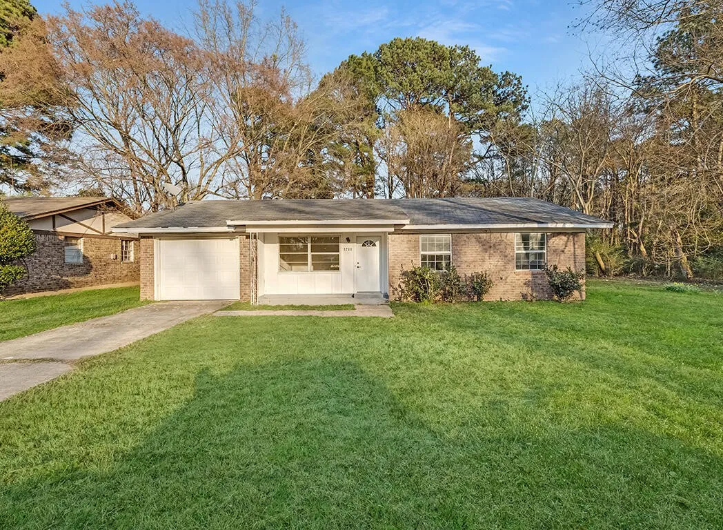 Single Family Residence For Sale in Bowie County , 1700 Jennings Street, Texarkana, Texas 75501, 3 Bedroom, 1 Bathroom, 1 Garage spaces, 1,330 Sqft, built in 1970, mls#21223438, Real Estate Agent in Texarkana, Homes For Sale in Bowie county, Homes For Sale in Texarkana, Realtor in Texarkana Texas, Real Estate Brokerage Independent Realty Texas, Luminita Cordes Realtor