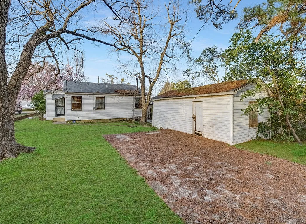 Single Family Residence For Sale in Bowie County , 1607 W 17th Street, Texarkana, Texas 75501, 2 Bedrooms, 1 Bathroom, Garage spaces, 1,056 Sqft, built in 1928, Price $85,000, mls#21223528, Real Estate Agent in Texarkana, Homes For Sale in Bowie county, Homes For Sale in Texarkana, Realtor in Texarkana Texas, Real Estate Brokerage Independent Realty Texas, Luminita Cordes Realtor