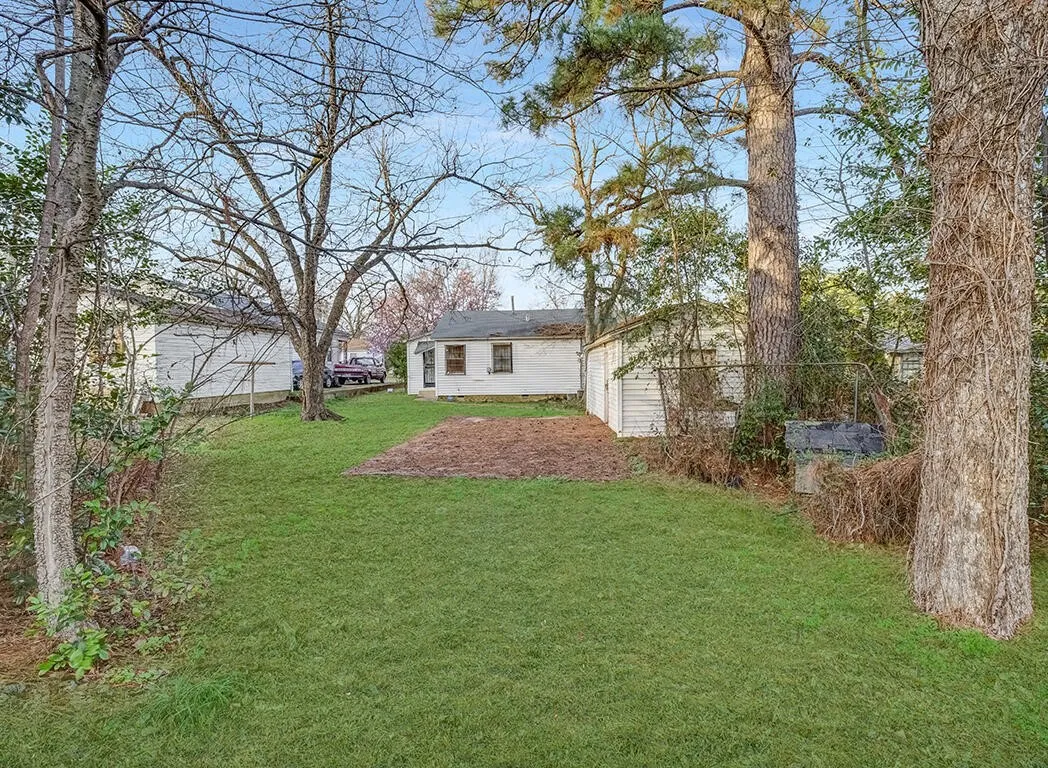 Single Family Residence For Sale in Bowie County , 1607 W 17th Street, Texarkana, Texas 75501, 2 Bedrooms, 1 Bathroom, Garage spaces, 1,056 Sqft, built in 1928, Price $85,000, mls#21223528, Real Estate Agent in Texarkana, Homes For Sale in Bowie county, Homes For Sale in Texarkana, Realtor in Texarkana Texas, Real Estate Brokerage Independent Realty Texas, Luminita Cordes Realtor