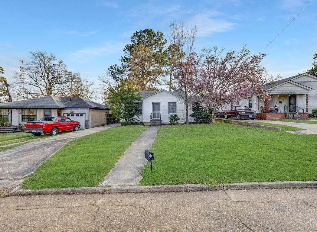 Single Family Residence For Sale in Bowie County , 1607 W 17th Street, Texarkana, Texas 75501, 2 Bedrooms, 1 Bathroom, Garage spaces, 1,056 Sqft, built in 1928, Price $85,000, mls#21223528, Real Estate Agent in Texarkana, Homes For Sale in Bowie county, Homes For Sale in Texarkana, Realtor in Texarkana Texas, Real Estate Brokerage Independent Realty Texas, Luminita Cordes Realtor