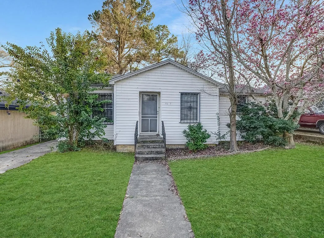 Single Family Residence For Sale in Bowie County , 1607 W 17th Street, Texarkana, Texas 75501, 2 Bedrooms, 1 Bathroom, Garage spaces, 1,056 Sqft, built in 1928, Price $85,000, mls#21223528, Real Estate Agent in Texarkana, Homes For Sale in Bowie county, Homes For Sale in Texarkana, Realtor in Texarkana Texas, Real Estate Brokerage Independent Realty Texas, Luminita Cordes Realtor