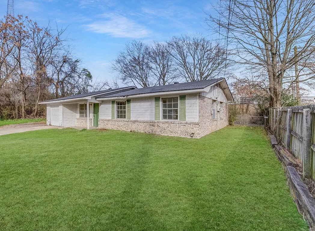 Single Family Residence For Sale in Bowie County , 1124 Wheeler Street, Texarkana, Texas 75503, 3 Bedrooms, 2 Bathrooms, 1 Garage spaces, 1,186 Sqft, built in 1965, Price $104,000, mls#21223534, Real Estate Agent in Texarkana, Homes For Sale in Bowie county, Homes For Sale in Texarkana, Realtor in Texarkana Texas, Real Estate Brokerage Independent Realty Texas, Luminita Cordes Realtor