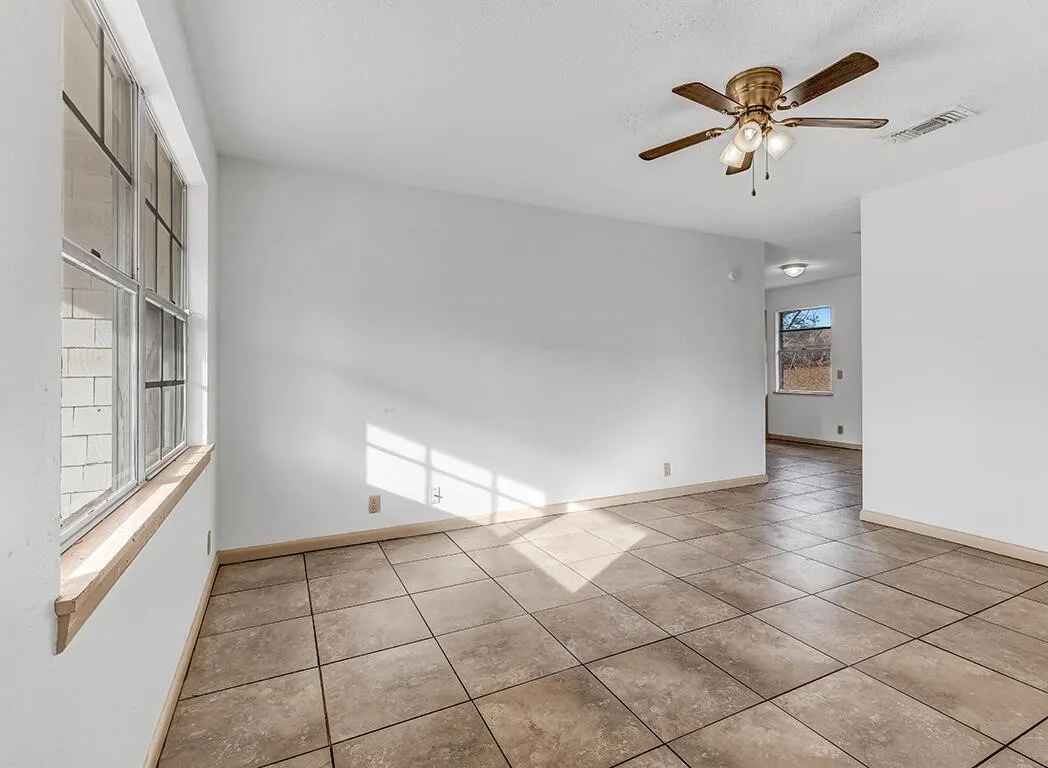 Single Family Residence For Sale in Bowie County , 1124 Wheeler Street, Texarkana, Texas 75503, 3 Bedrooms, 2 Bathrooms, 1 Garage spaces, 1,186 Sqft, built in 1965, Price $104,000, mls#21223534, Real Estate Agent in Texarkana, Homes For Sale in Bowie county, Homes For Sale in Texarkana, Realtor in Texarkana Texas, Real Estate Brokerage Independent Realty Texas, Luminita Cordes Realtor