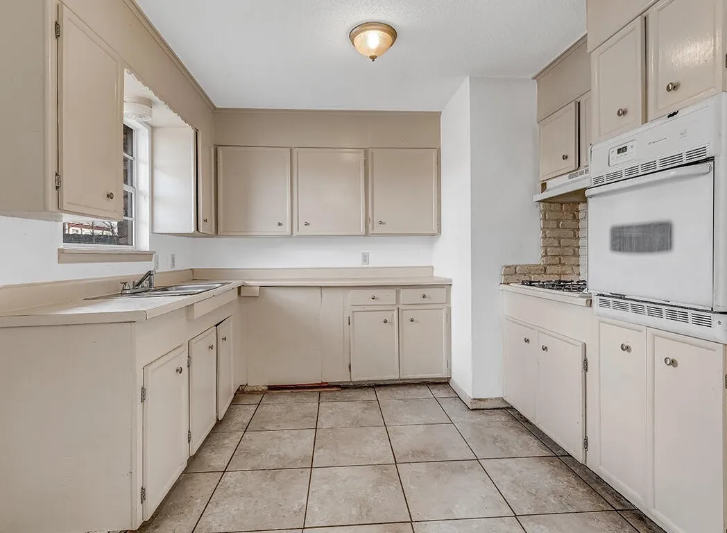 Single Family Residence For Sale in Bowie County , 1124 Wheeler Street, Texarkana, Texas 75503, 3 Bedrooms, 2 Bathrooms, 1 Garage spaces, 1,186 Sqft, built in 1965, Price $104,000, mls#21223534, Real Estate Agent in Texarkana, Homes For Sale in Bowie county, Homes For Sale in Texarkana, Realtor in Texarkana Texas, Real Estate Brokerage Independent Realty Texas, Luminita Cordes Realtor