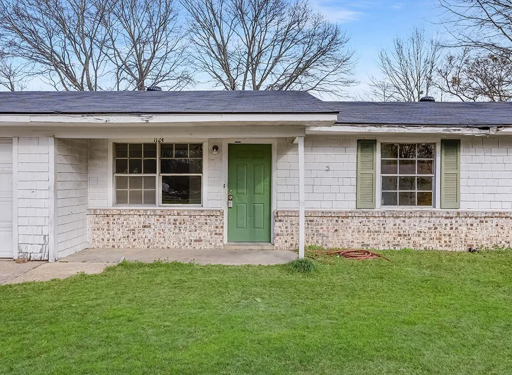 Single Family Residence For Sale in Bowie County , 1124 Wheeler Street, Texarkana, Texas 75503, 3 Bedrooms, 2 Bathrooms, 1 Garage spaces, 1,186 Sqft, built in 1965, Price $104,000, mls#21223534, Real Estate Agent in Texarkana, Homes For Sale in Bowie county, Homes For Sale in Texarkana, Realtor in Texarkana Texas, Real Estate Brokerage Independent Realty Texas, Luminita Cordes Realtor