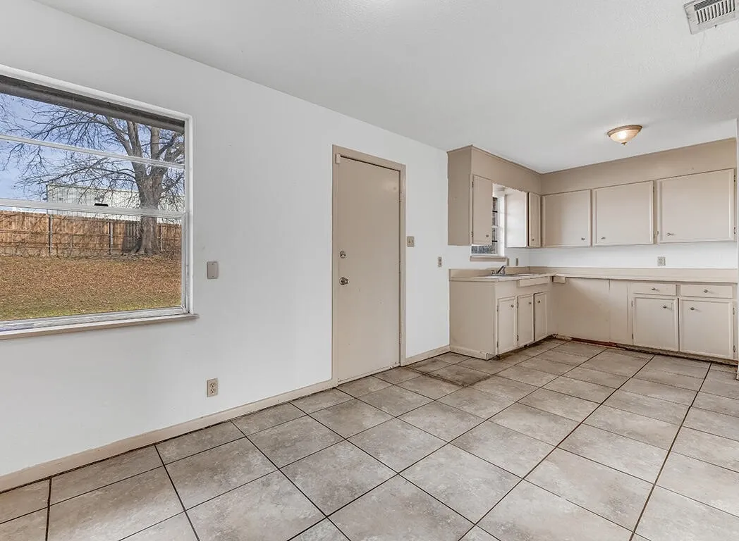 Single Family Residence For Sale in Bowie County , 1124 Wheeler Street, Texarkana, Texas 75503, 3 Bedrooms, 2 Bathrooms, 1 Garage spaces, 1,186 Sqft, built in 1965, Price $104,000, mls#21223534, Real Estate Agent in Texarkana, Homes For Sale in Bowie county, Homes For Sale in Texarkana, Realtor in Texarkana Texas, Real Estate Brokerage Independent Realty Texas, Luminita Cordes Realtor