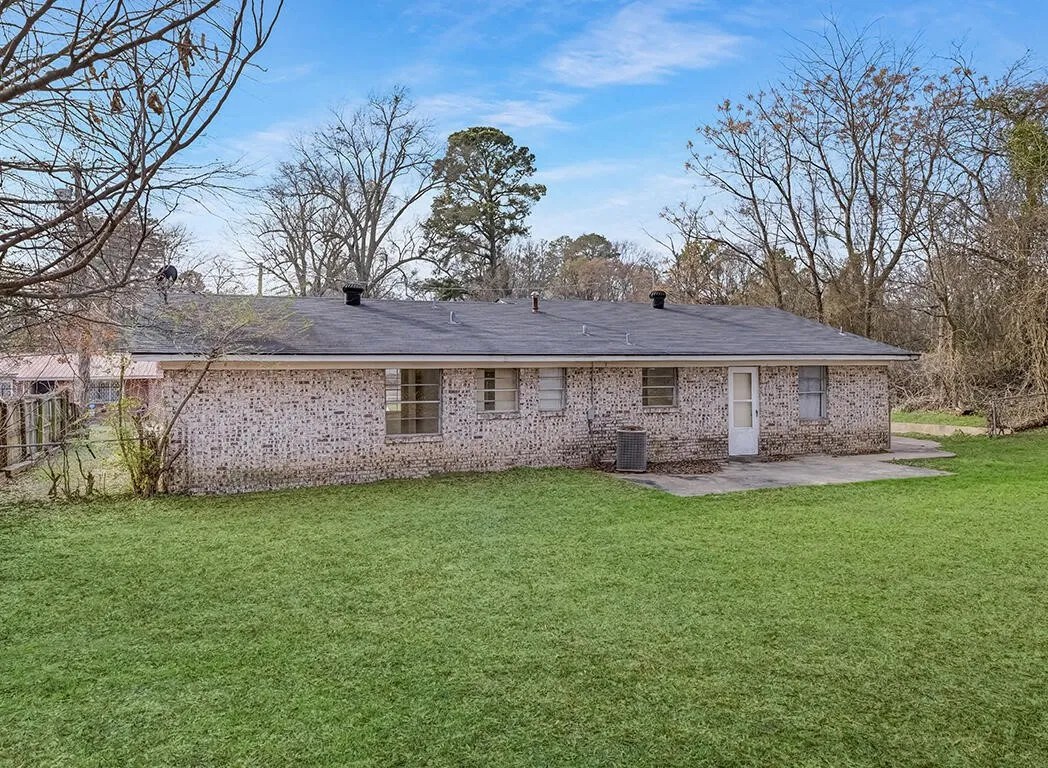 Single Family Residence For Sale in Bowie County , 1124 Wheeler Street, Texarkana, Texas 75503, 3 Bedrooms, 2 Bathrooms, 1 Garage spaces, 1,186 Sqft, built in 1965, Price $104,000, mls#21223534, Real Estate Agent in Texarkana, Homes For Sale in Bowie county, Homes For Sale in Texarkana, Realtor in Texarkana Texas, Real Estate Brokerage Independent Realty Texas, Luminita Cordes Realtor