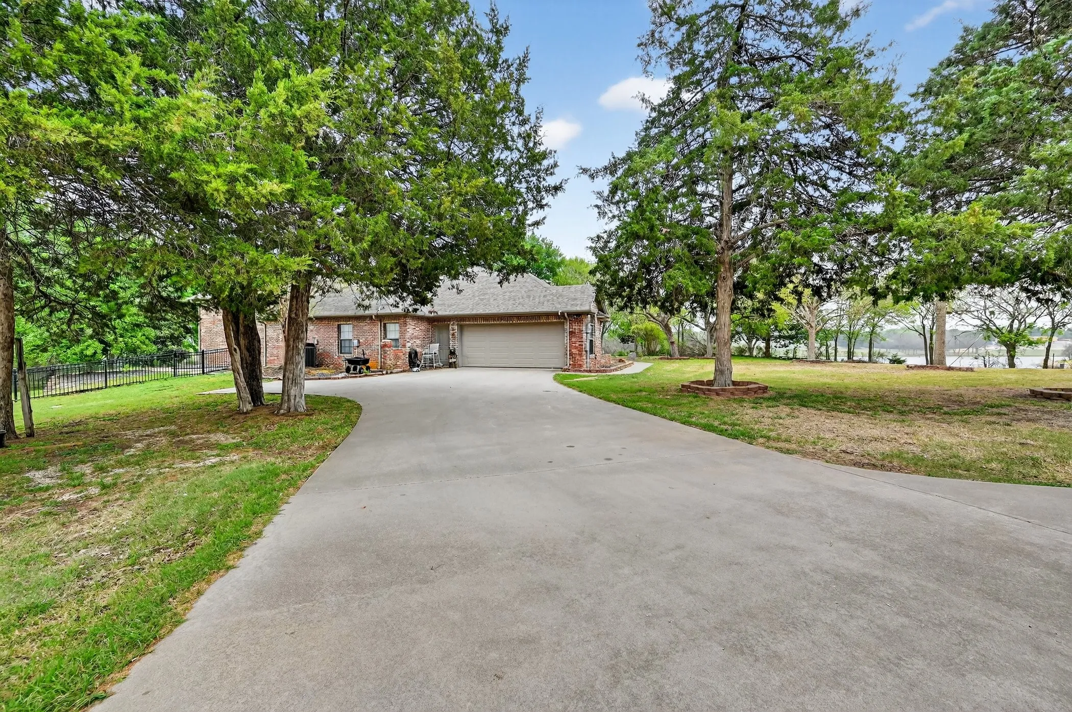Single Family Residence For Sale in Ellis County , 4851 Stout Road, Midlothian, Texas 76065, 4 Bedroom, 4 Bathroom, 2 Garage spaces, 3,158 Sqft, built in 2001, mls#21223222, Real Estate Agent in Midlothian, Homes For Sale in Ellis county, Homes For Sale in Midlothian, Realtor in Midlothian Texas, Real Estate Brokerage Independent Realty Texas, Luminita Cordes Realtor