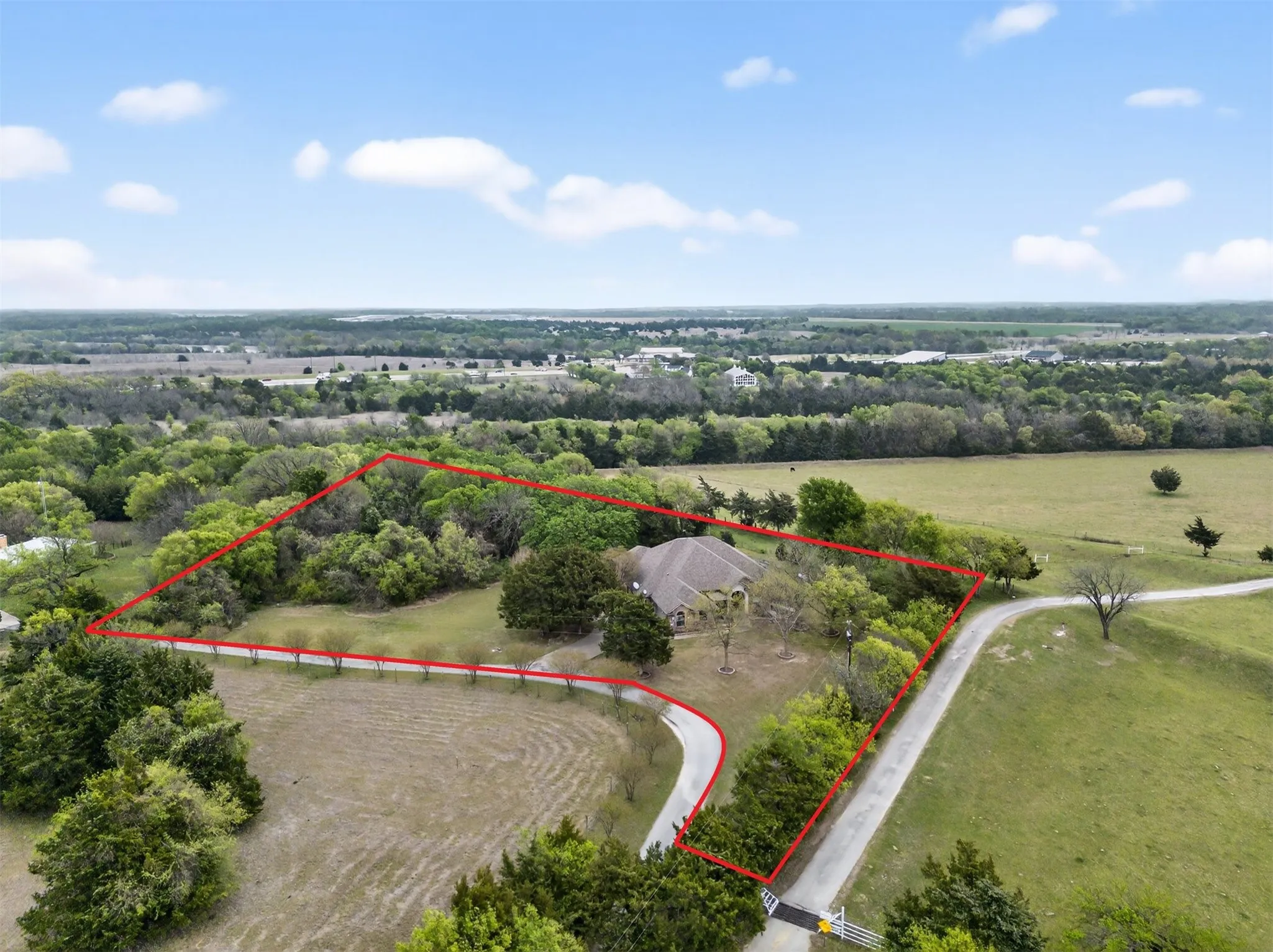 Single Family Residence For Sale in Ellis County , 4851 Stout Road, Midlothian, Texas 76065, 4 Bedroom, 4 Bathroom, 2 Garage spaces, 3,158 Sqft, built in 2001, mls#21223222, Real Estate Agent in Midlothian, Homes For Sale in Ellis county, Homes For Sale in Midlothian, Realtor in Midlothian Texas, Real Estate Brokerage Independent Realty Texas, Luminita Cordes Realtor