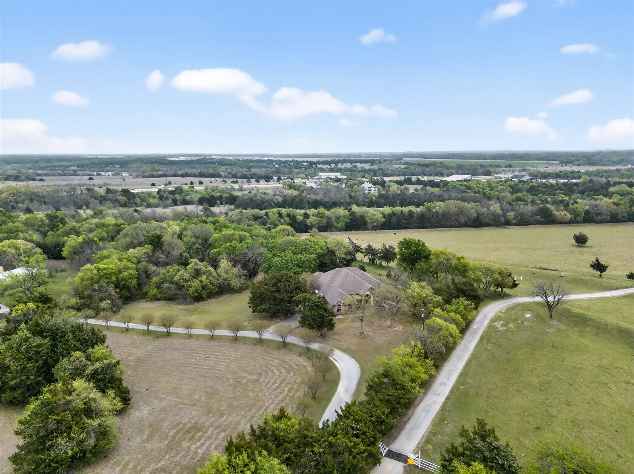 Single Family Residence For Sale in Ellis County , 4851 Stout Road, Midlothian, Texas 76065, 4 Bedroom, 4 Bathroom, 2 Garage spaces, 3,158 Sqft, built in 2001, mls#21223222, Real Estate Agent in Midlothian, Homes For Sale in Ellis county, Homes For Sale in Midlothian, Realtor in Midlothian Texas, Real Estate Brokerage Independent Realty Texas, Luminita Cordes Realtor