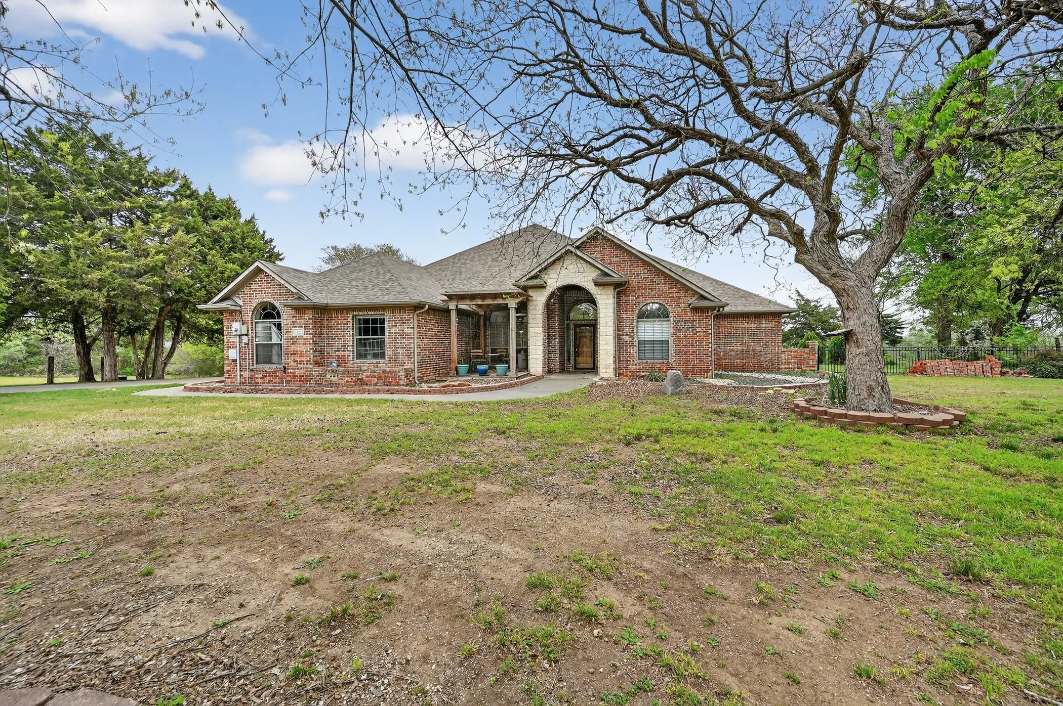 Single Family Residence For Sale in Ellis County , 4851 Stout Road, Midlothian, Texas 76065, 4 Bedroom, 4 Bathroom, 2 Garage spaces, 3,158 Sqft, built in 2001, mls#21223222, Real Estate Agent in Midlothian, Homes For Sale in Ellis county, Homes For Sale in Midlothian, Realtor in Midlothian Texas, Real Estate Brokerage Independent Realty Texas, Luminita Cordes Realtor