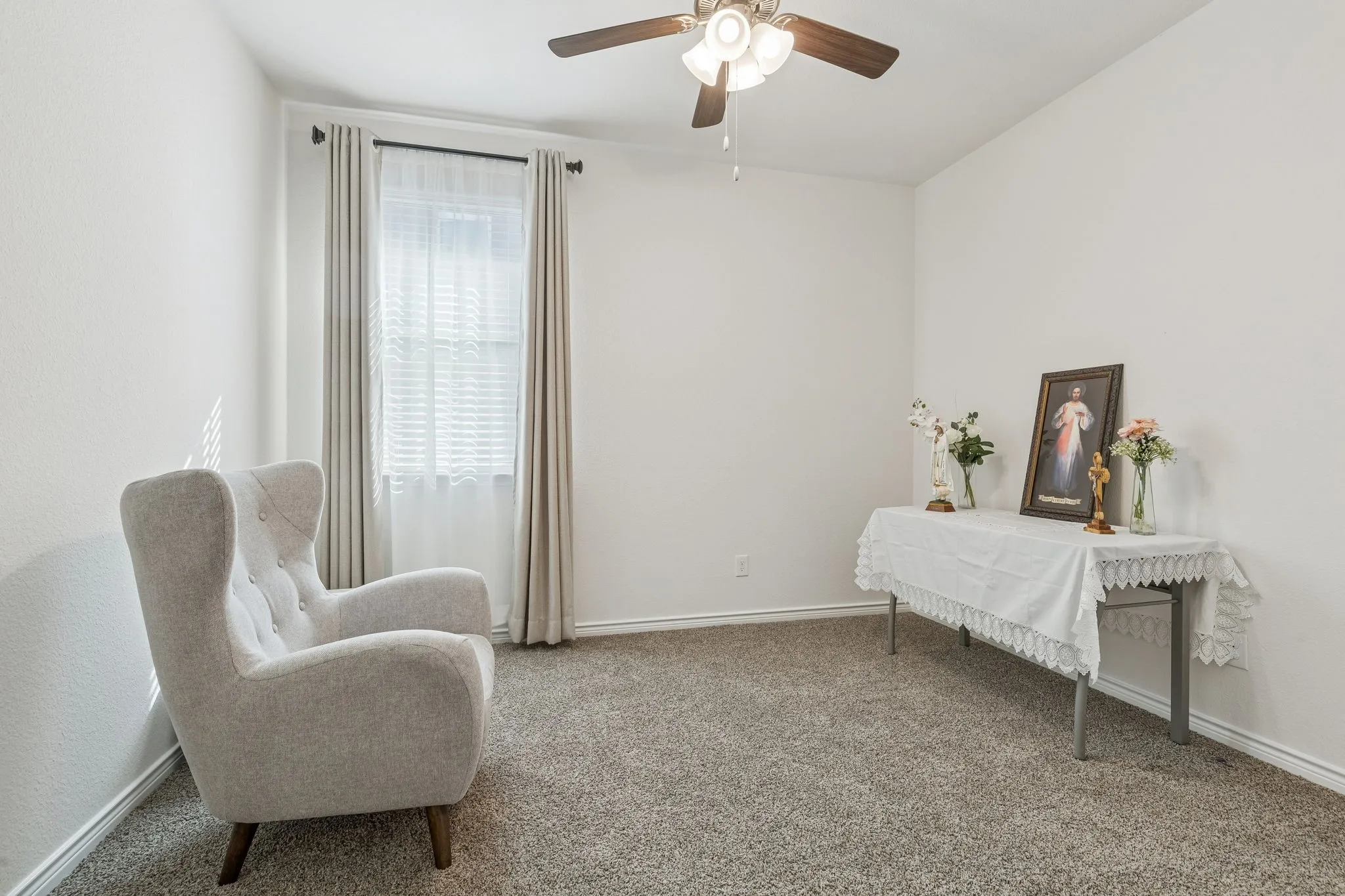 Living area featuring carpet and a ceiling fan
