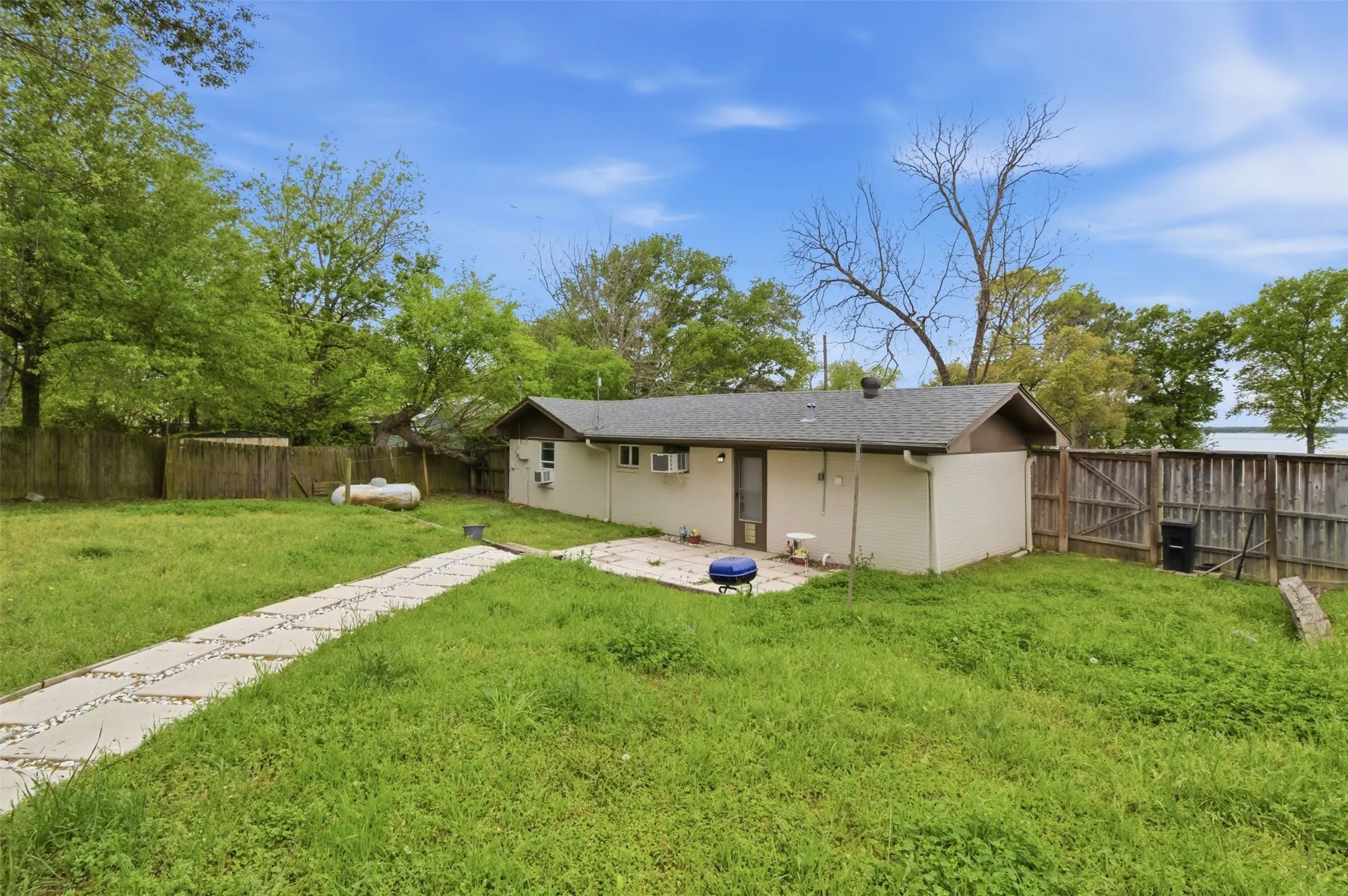 Single Family Residence For Sale in Hunt County , 7408 Scenic Drive, Lone Oak, Texas 75453, 2 Bedrooms, 2 Bathrooms, Garage spaces, 1,005 Sqft, built in 1970, Price $215,000, mls#21223674, Real Estate Agent in Lone Oak, Homes For Sale in Hunt county, Homes For Sale in Lone Oak, Realtor in Lone Oak Texas, Real Estate Brokerage Independent Realty Texas, Luminita Cordes Realtor