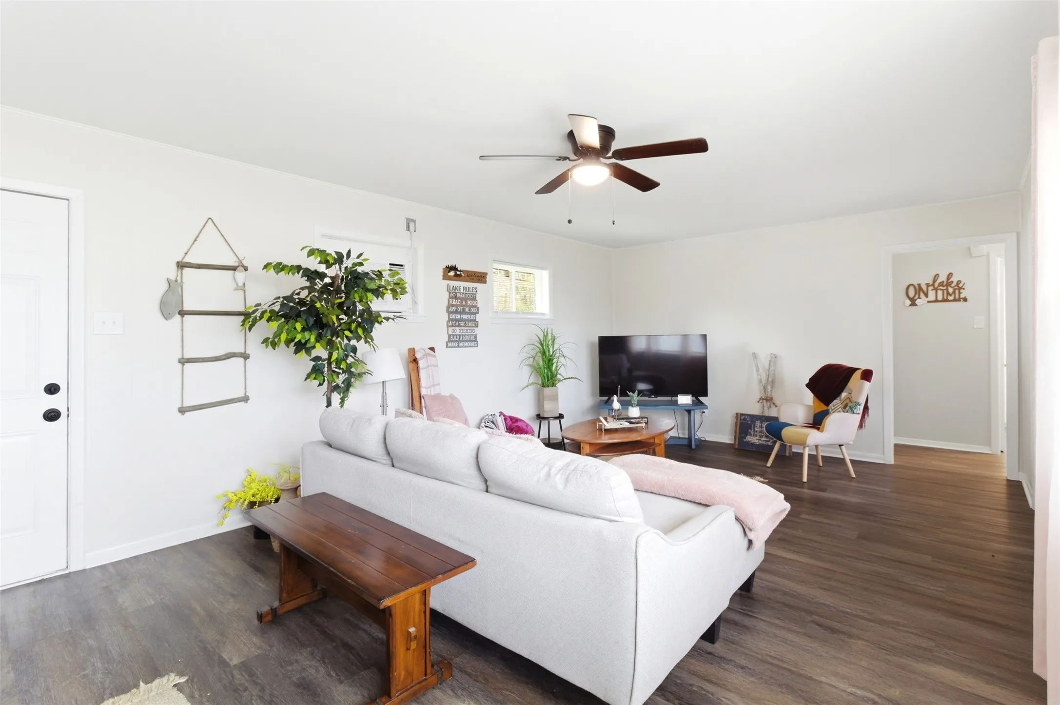 Single Family Residence For Sale in Hunt County , 7408 Scenic Drive, Lone Oak, Texas 75453, 2 Bedrooms, 2 Bathrooms, Garage spaces, 1,005 Sqft, built in 1970, Price $215,000, mls#21223674, Real Estate Agent in Lone Oak, Homes For Sale in Hunt county, Homes For Sale in Lone Oak, Realtor in Lone Oak Texas, Real Estate Brokerage Independent Realty Texas, Luminita Cordes Realtor