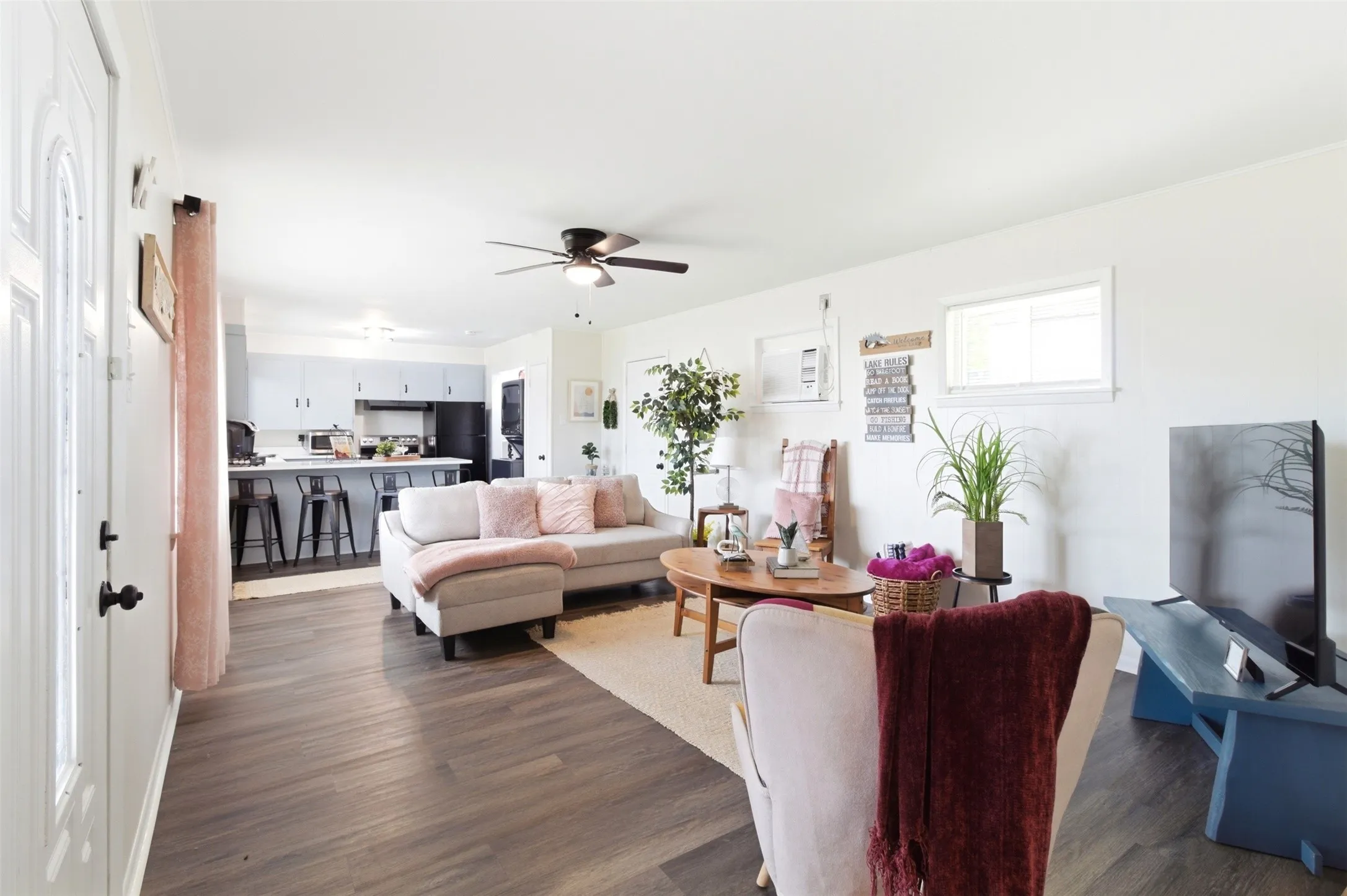 Single Family Residence For Sale in Hunt County , 7408 Scenic Drive, Lone Oak, Texas 75453, 2 Bedrooms, 2 Bathrooms, Garage spaces, 1,005 Sqft, built in 1970, Price $215,000, mls#21223674, Real Estate Agent in Lone Oak, Homes For Sale in Hunt county, Homes For Sale in Lone Oak, Realtor in Lone Oak Texas, Real Estate Brokerage Independent Realty Texas, Luminita Cordes Realtor