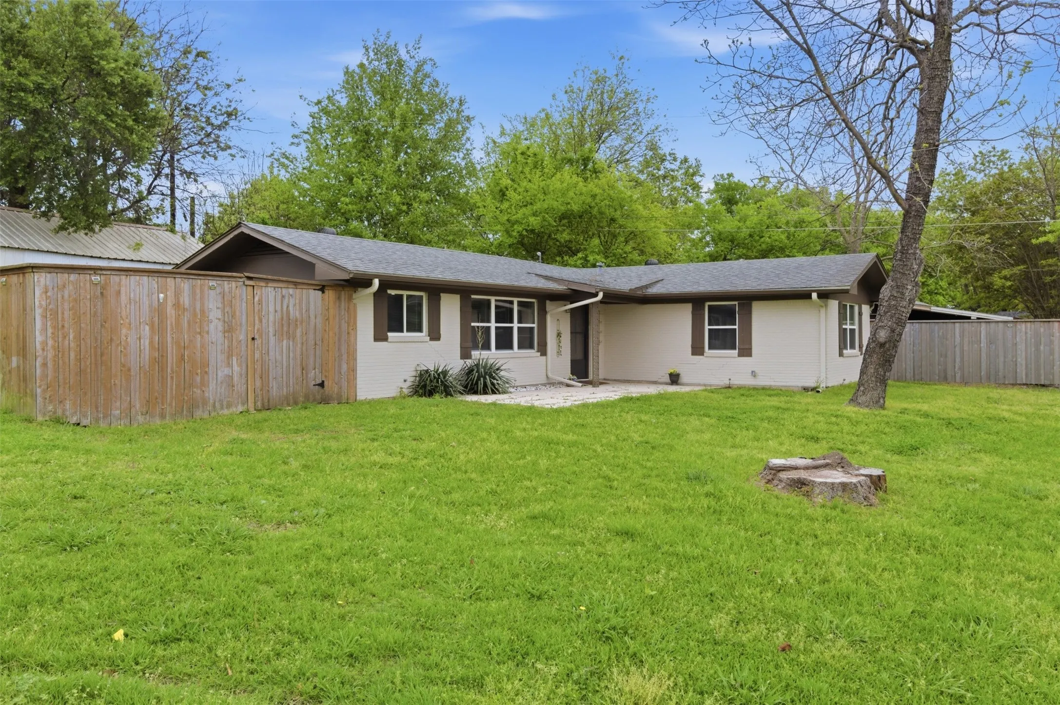 Single Family Residence For Sale in Hunt County , 7408 Scenic Drive, Lone Oak, Texas 75453, 2 Bedrooms, 2 Bathrooms, Garage spaces, 1,005 Sqft, built in 1970, Price $215,000, mls#21223674, Real Estate Agent in Lone Oak, Homes For Sale in Hunt county, Homes For Sale in Lone Oak, Realtor in Lone Oak Texas, Real Estate Brokerage Independent Realty Texas, Luminita Cordes Realtor