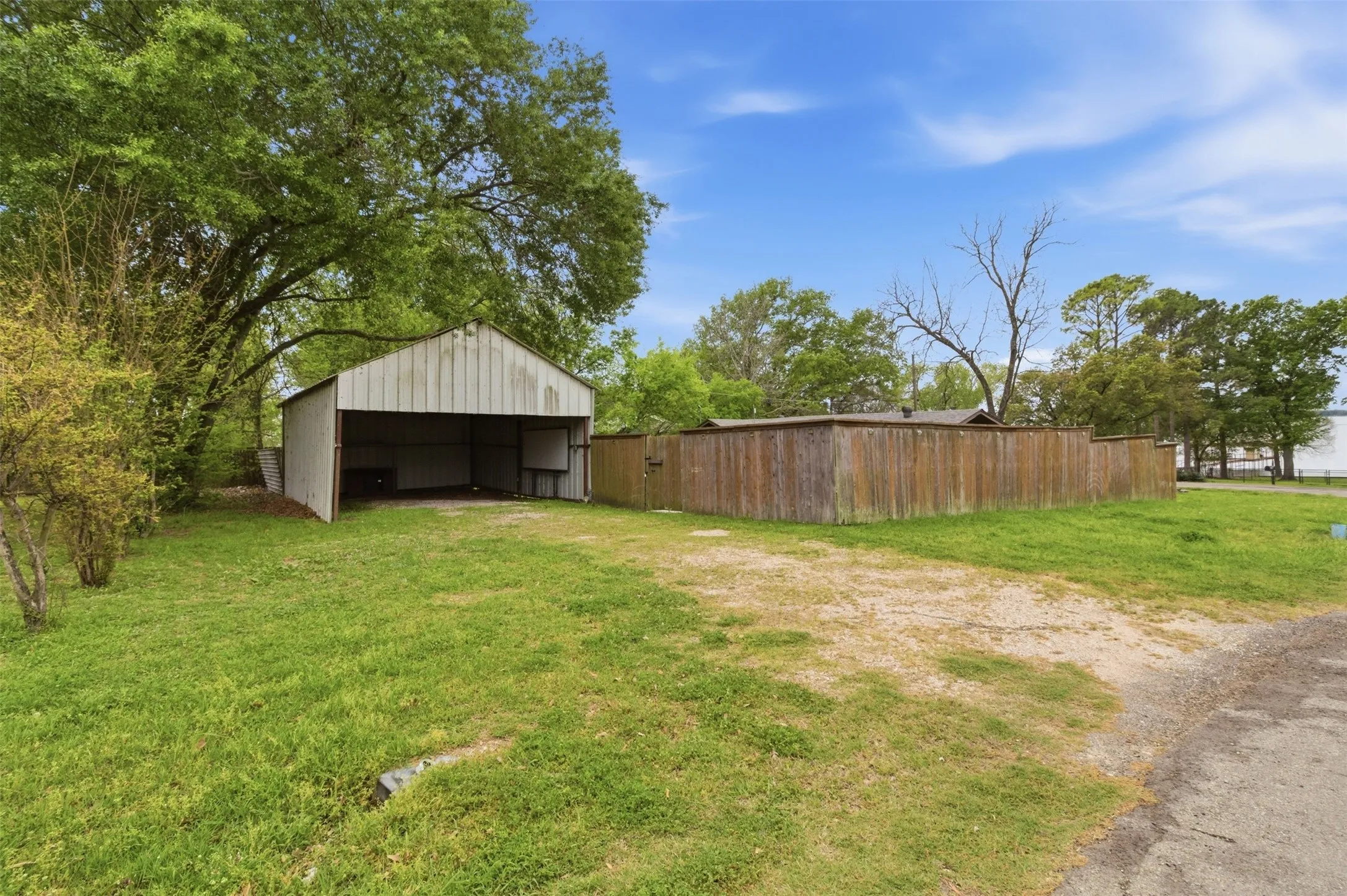 Single Family Residence For Sale in Hunt County , 7408 Scenic Drive, Lone Oak, Texas 75453, 2 Bedrooms, 2 Bathrooms, Garage spaces, 1,005 Sqft, built in 1970, Price $215,000, mls#21223674, Real Estate Agent in Lone Oak, Homes For Sale in Hunt county, Homes For Sale in Lone Oak, Realtor in Lone Oak Texas, Real Estate Brokerage Independent Realty Texas, Luminita Cordes Realtor