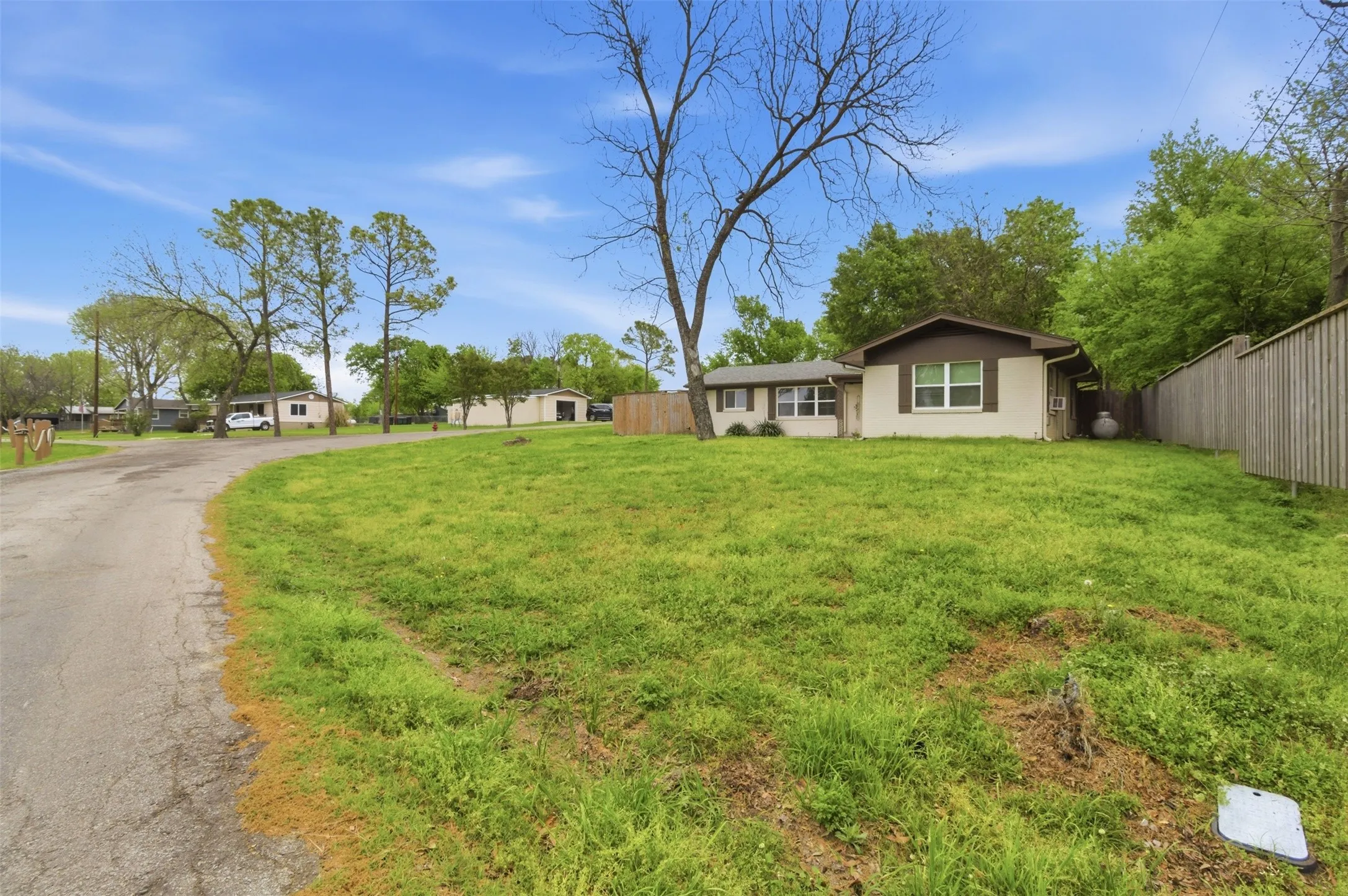 Single Family Residence For Sale in Hunt County , 7408 Scenic Drive, Lone Oak, Texas 75453, 2 Bedrooms, 2 Bathrooms, Garage spaces, 1,005 Sqft, built in 1970, Price $215,000, mls#21223674, Real Estate Agent in Lone Oak, Homes For Sale in Hunt county, Homes For Sale in Lone Oak, Realtor in Lone Oak Texas, Real Estate Brokerage Independent Realty Texas, Luminita Cordes Realtor
