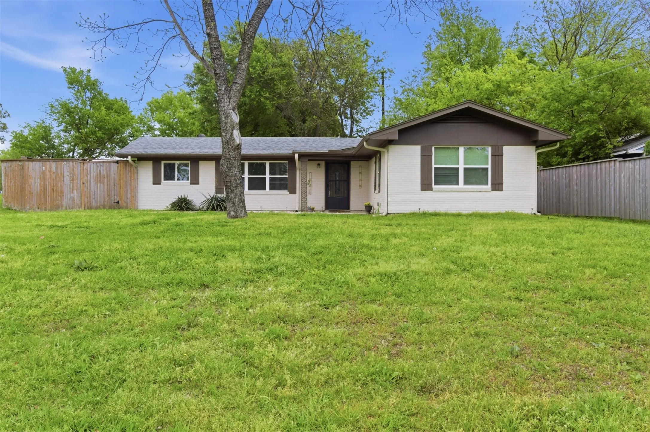 Single Family Residence For Sale in Hunt County , 7408 Scenic Drive, Lone Oak, Texas 75453, 2 Bedrooms, 2 Bathrooms, Garage spaces, 1,005 Sqft, built in 1970, Price $215,000, mls#21223674, Real Estate Agent in Lone Oak, Homes For Sale in Hunt county, Homes For Sale in Lone Oak, Realtor in Lone Oak Texas, Real Estate Brokerage Independent Realty Texas, Luminita Cordes Realtor