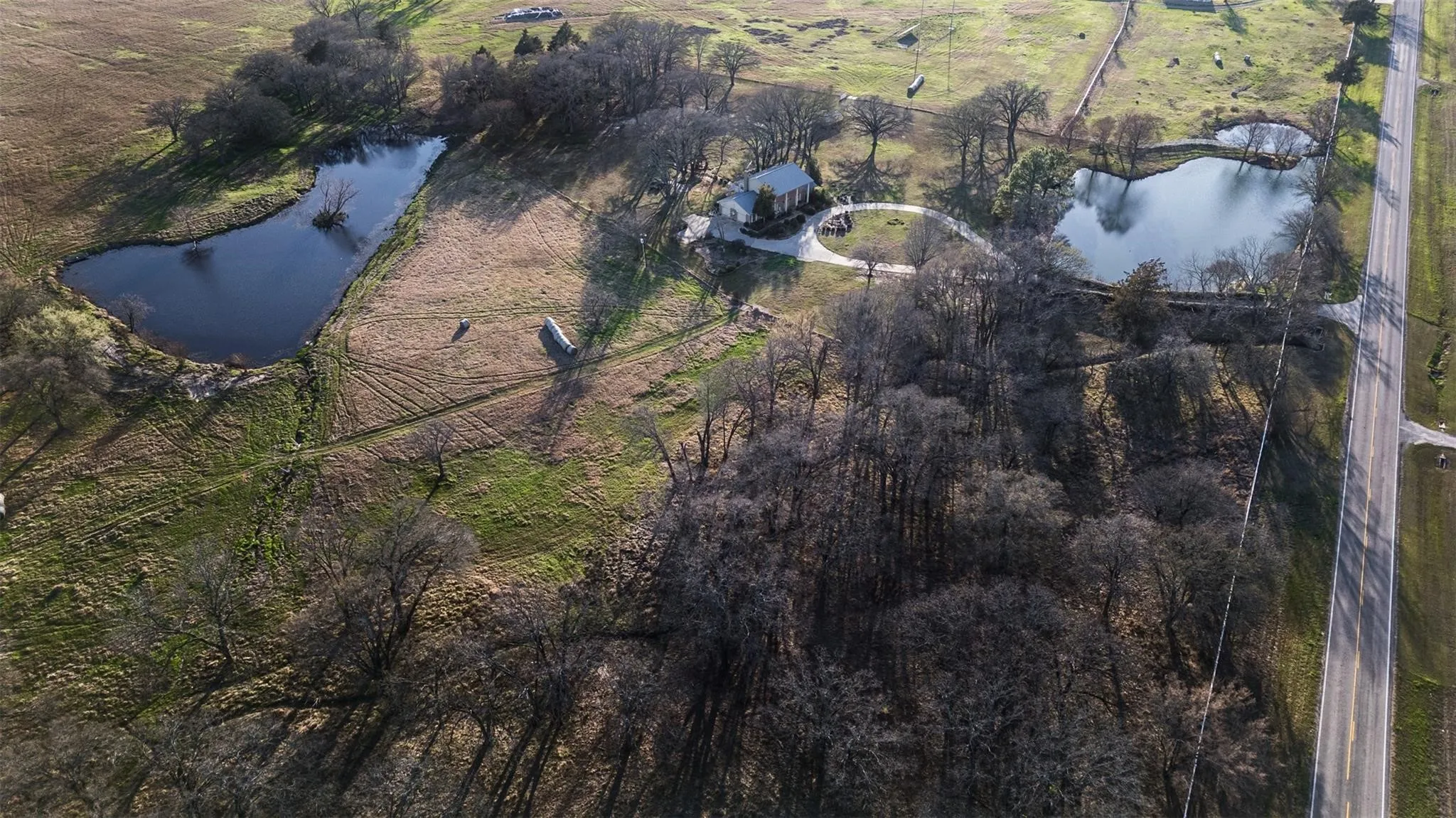 Single Family Residence For Sale in Hunt County , 6569 Fm 2947 4 acres, Quinlan, Texas 75474, 4 Bedroom, 4 Bathroom, 2 Garage spaces, 3,144 Sqft, built in 1986, mls#21217354, Real Estate Agent in Quinlan, Homes For Sale in Hunt county, Homes For Sale in Quinlan, Realtor in Quinlan Texas, Real Estate Brokerage Independent Realty Texas, Luminita Cordes Realtor