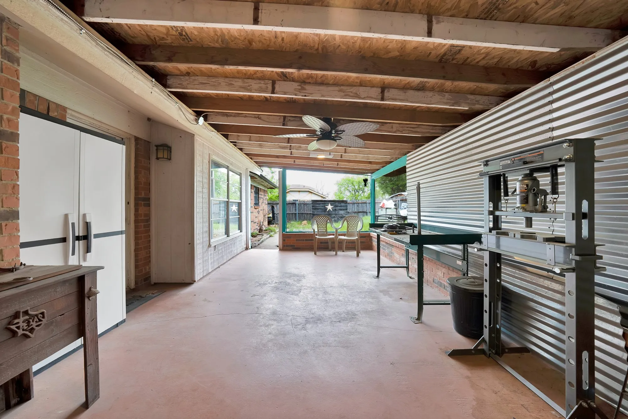 Single Family Residence For Sale in Tarrant County , 6305 Arthur Drive, Edgecliff Village, Texas 76134, 3 Bedroom, 2 Bathroom, 2 Garage spaces, 1,880 Sqft, built in 1975, mls#21223614, Real Estate Agent in Edgecliff Village, Homes For Sale in Tarrant county, Homes For Sale in Edgecliff Village, Realtor in Edgecliff Village Texas, Real Estate Brokerage Independent Realty Texas, Luminita Cordes Realtor